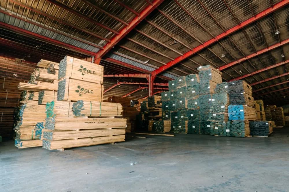 Đội ngũ Spring Wood kiểm tra phân hạng gỗ